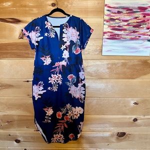 Body hugging blue flower dress vintage retro vibes